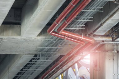 Tavan çimento yapısıyla boru ağ ve ambar binasının elektrik