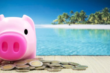 Tatil kavramı, Piggy banka tatil kumbara ve plaj arka plan için kaydetme
