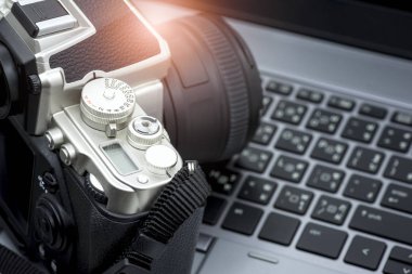 Dijital Fotoğrafçılık iş istasyonu, dizüstü bilgisayarda Vintage dijital fotoğraf makinesi.