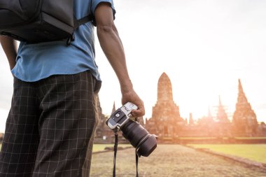 Kamera sırt çantası turist ve dönüm noktası arka plan ile profesyonel fotoğrafçı