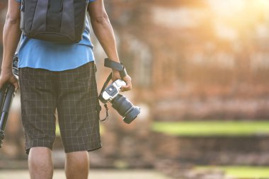 Kamera tripod backpacker Turizm ve Ayutthaya Tarih Parkı dönüm noktası arka plan ile profesyonel fotoğrafçı