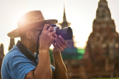 Fotoğrafçı stocker kavramı, yabancı turistler ayutthaya tarihi Parkı'nda bir resim çekmek