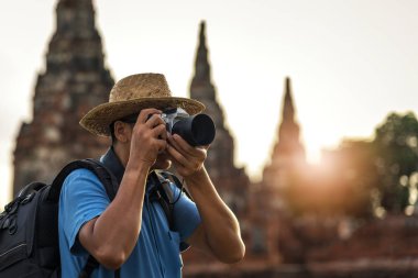 Fotoğrafçı stocker kavramı, yabancı turistler ayutthaya tarihi Parkı'nda bir resim çekmek