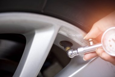 Araba emniyet konsepti, Araba lastiği öneri kontrol kadın eli