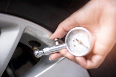 Araba emniyet konsepti, Araba lastiği öneri kontrol kadın eli