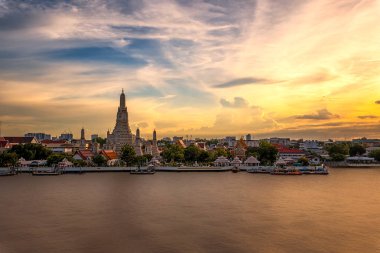 Tapınak Chao Phraya nehir, ünlü Wat Arun, belki de daha çok bilinen adıyla Şafak Tapınağı olduğunu en iyi bilinen yerlerinden ve Bangkok en yayınlanan görüntülerden birini