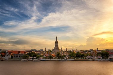 Arun; Wat; Bangkok; Tapınak; Tayland; günbatımı; Turizm; seyahat; mimari; Asya; gece; din; dönüm noktası; nehir; Budizm; alacakaranlık; tekne; Dusk; Stupa; güzel; ünlü; arka plan; su; gündoğumu; geleneksel; Şehir; Kültür; Antik; dini;