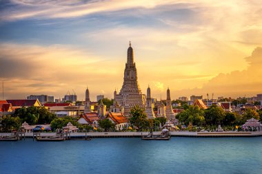 Tapınak Chao Phraya nehir, ünlü Wat Arun, belki de daha çok bilinen adıyla Şafak Tapınağı olduğunu en iyi bilinen yerlerinden ve Bangkok en yayınlanan görüntülerden birini