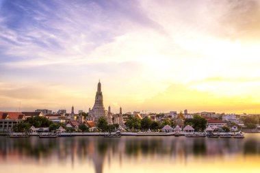 Wat Arun günbatımı Bangkok Tayland tapınakta. Wat Arun Bangkok Bangkok Yai bölge, Landmark Tayland Budist Tapınağı olduğunu