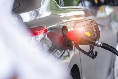Araba yakıtlar kavramı, arabada petrol istasyonu el ve yakıt bașlık