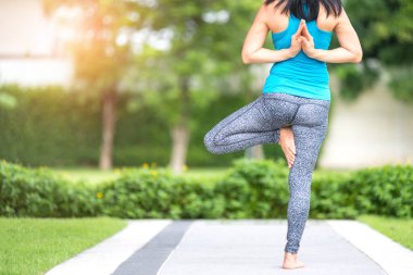 Temel Yoga sağlıklı kavramı, yaşlı kadına tecavüz uygulama parkta oyun Yoga, Yoga teşkil etmektedir adım