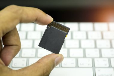 Yedek dosyası kavramı, elini tut depolama oyun kağıdı klavye ile her fotoğrafçı kullanım harici depolama yedekleme resmi en az iki sabit disk