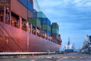 Ulaşım bağlantı noktası tersane alma verme kavramı, sabahleyin limanda gemi, zamanlama gemi stoka kapsayıcı