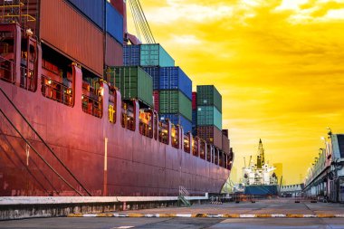 Ulaşım bağlantı noktası tersane alma verme kavramı, sabahleyin limanda gemi, zamanlama gemi stoka kapsayıcı