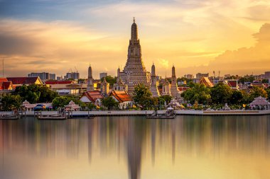 Tapınak Chao Phraya nehir, ünlü Wat Arun, belki de daha çok bilinen adıyla Şafak Tapınağı olduğunu en iyi bilinen yerlerinden ve Bangkok en yayınlanan görüntülerden birini