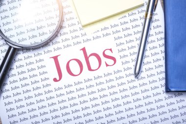 İşleri, işsiz, çalışır, Büyüteç Camı kalem kağıt Not ve kitap masada çok fazla iş arasında The Big kırmızı metin işleri.