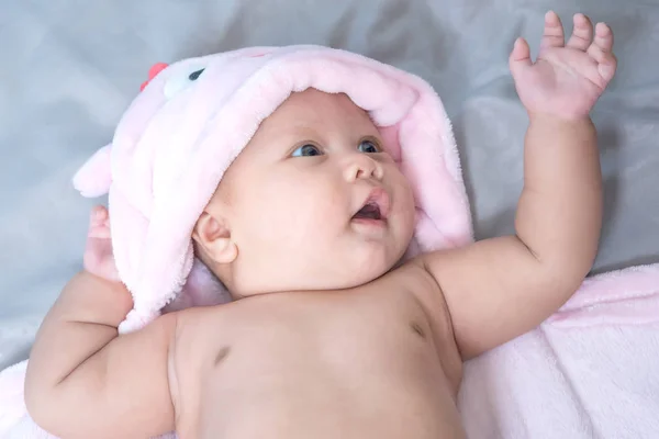 Bébé Nouveau Mignonne Fille Porter Jolie Serviette Rose Couché Dans — Photo