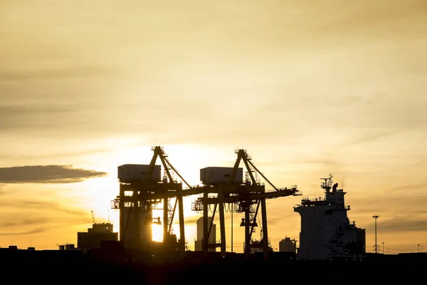 Silhouet Industriële Scheepvaart Haven Zonsopgang Vervoer Invoer Uitvoer — Stockfoto