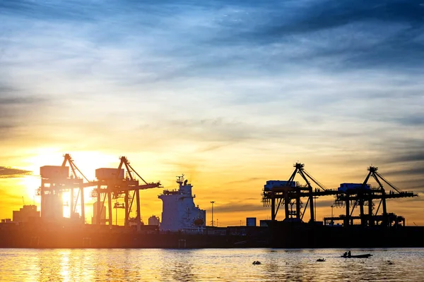 Silhouet Industriële Scheepvaart Haven Zonsopgang Vervoer Invoer Uitvoer — Stockfoto