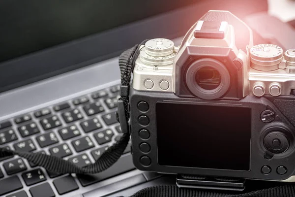 Dijital Fotoğrafçılık iş istasyonu, dizüstü bilgisayarda Vintage dijital fotoğraf makinesi.