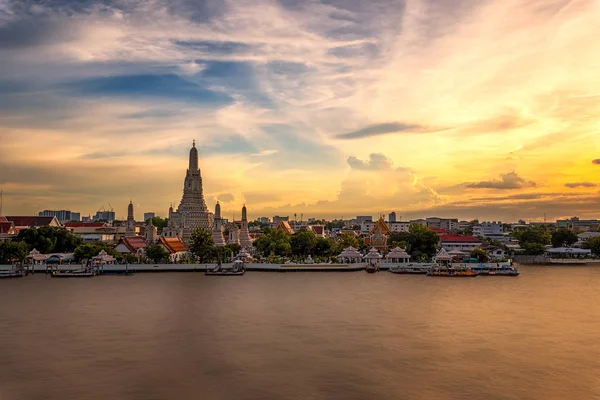 Tapınak Chao Phraya nehir, ünlü Wat Arun, belki de daha çok bilinen adıyla Şafak Tapınağı olduğunu en iyi bilinen yerlerinden ve Bangkok en yayınlanan görüntülerden birini