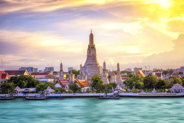 Chao Phraya Nehri'nin yanında, günbatımında Wat Arun Tapınağı Bangkok Tayland Tayland tapınak. Wat Arun bir Budist Tapınağı Thon Buri District Bangkok, Tayland, Wat Arun en iyi bilinen arasında Tayland'ın yerler