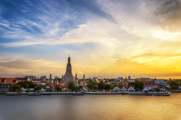 Tapınak Chao Phraya nehir, ünlü Wat Arun, belki de daha çok bilinen adıyla Şafak Tapınağı olduğunu en iyi bilinen yerlerinden ve Bangkok en yayınlanan görüntülerden birini