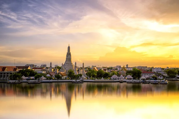 Tapınak Chao Phraya nehir, ünlü Wat Arun, belki de daha çok bilinen adıyla Şafak Tapınağı, sınır taşı-in Bangkok Tayland.