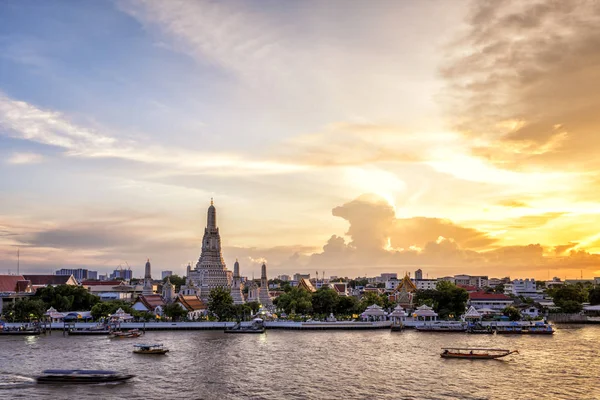 Bangkok Tayland gün batımında Wat Arun Tapınağı. Wat Arun en iyi arasında Tayland'ın yerlerinden bilinmektedir
