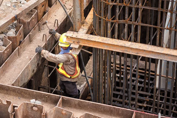 Kiraz kuşu inşaat skytrain alanı içinde çalışan sivil emniyet konsepti