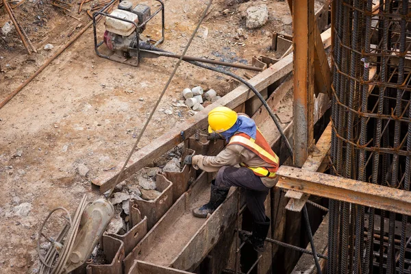 Kiraz kuşu inşaat skytrain alanı içinde çalışan sivil emniyet konsepti