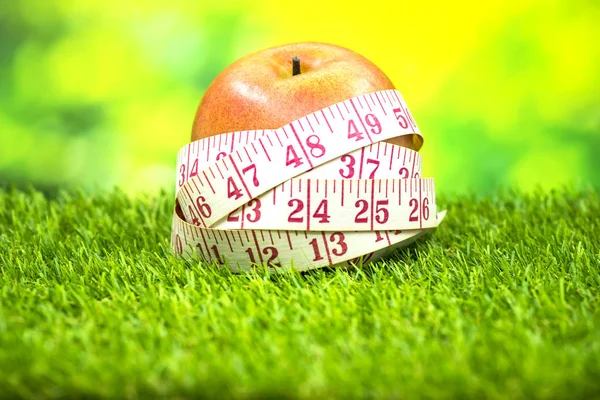 Измерение Ленты Вокруг Красного Яблока Зеленой Траве Здоровой Концепции Питания — стоковое фото