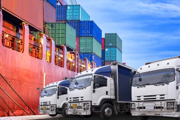 Ulaşım bağlantı noktası tersane alma verme kavramı, sabahleyin limanda gemi, zamanlama gemi stoka kapsayıcı