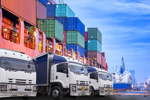 Ulaşım bağlantı noktası tersane alma verme kavramı, sabahleyin limanda gemi, zamanlama gemi stoka kapsayıcı