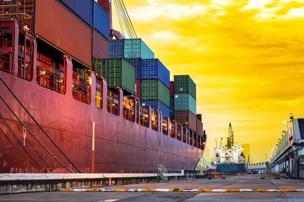 Ulaşım bağlantı noktası tersane alma verme kavramı, sabahleyin limanda gemi, zamanlama gemi stoka kapsayıcı