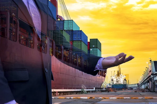 Zakenman Hand Vervoer Invoer Uitvoer Container Het Schip Haven Ochtend — Stockfoto