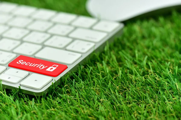 白いキーボードの赤色のセキュリティ ボタン — ストック写真