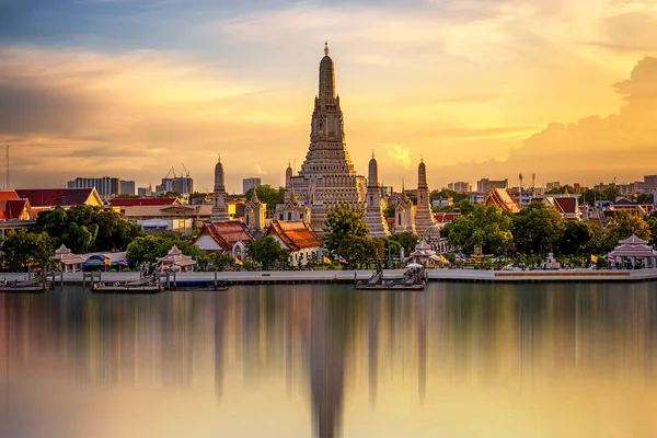 Tapınak Chao Phraya nehir, ünlü Wat Arun, belki de daha çok bilinen adıyla Şafak Tapınağı olduğunu en iyi bilinen yerlerinden ve Bangkok en yayınlanan görüntülerden birini