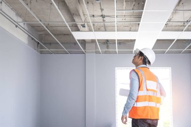 Mühendis ve mimar inşaat alanında plan, proje kalite kontrol ile çalışma