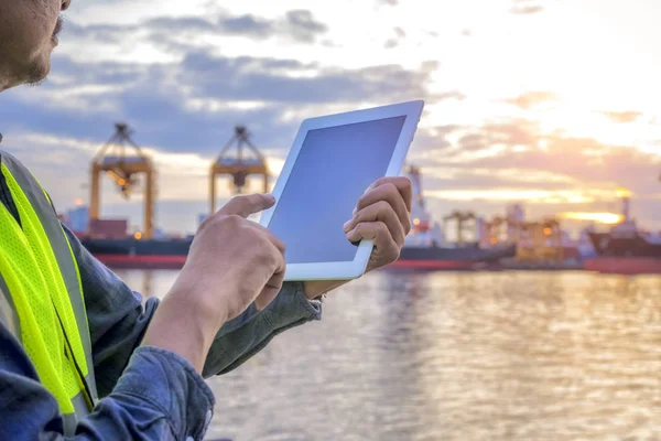 Ingenieur Selectievakje Container Verschepen Logistiek Haven — Stockfoto