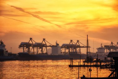 Ulaşım için kapsayıcı kargo lojistik sanayi ithalat ve ihracat riverside adlı