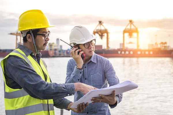 Verzending Van Ingenieur Controleren Praten Boot Schema Lading Schip Poort — Stockfoto