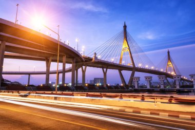 Bhumibol Köprüsü, Chao Phraya Nehri Köprüsü, Bangkok, Tayland kralı Bhumibol adına.