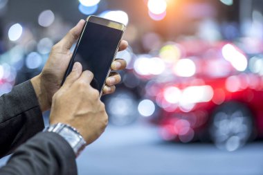 Dijital smartphone ile akıllı araba kullanarak eller