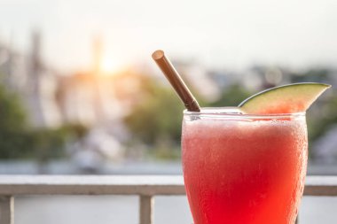 Bardak taze kırmızı karpuz suyu kafe terasında. Sağlıklı karpuz içki