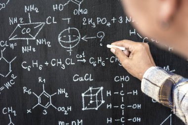 Fiziksel kimyasal formülü tahtaya, eğitim kavramı yazma özel ders