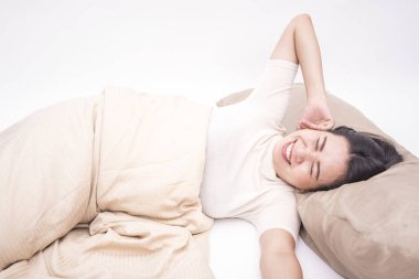 Güzel Asyalı kadınlar beyaz yatak yatak odasında Relax kavramı