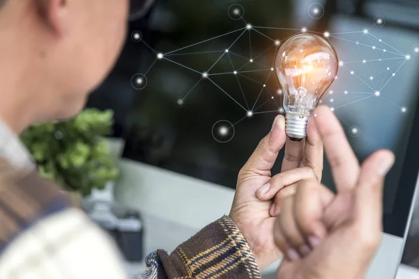 Lampje Van Creatieve Ontwerper Bedrijf Met Innovatie Idee Internet Technologie — Stockfoto