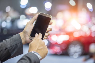 Dijital smartphone ile akıllı araba kullanarak eller