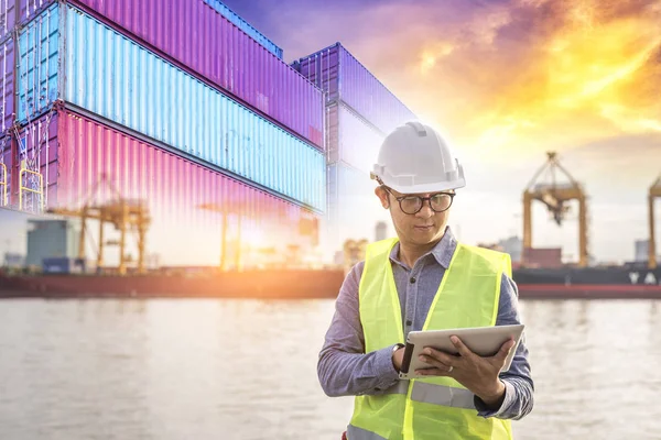 Ingenieur Holding Digitale Tablet Controle Verzending Verpakking Vrachtschip Lading Achtergrond — Stockfoto